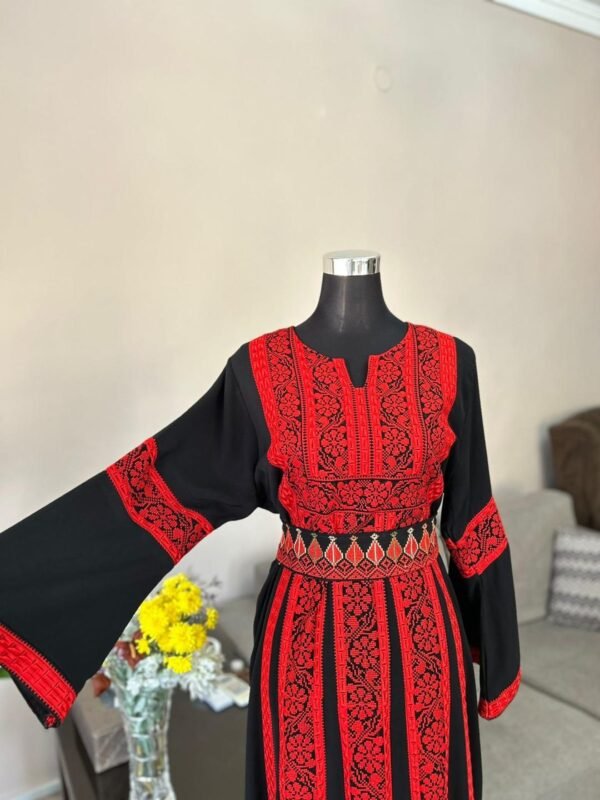 Thoub with exclusive details - أثواب